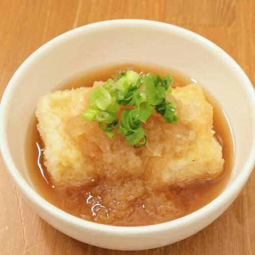 Tofu empanado e frito servido com molho de soja