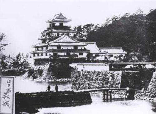 Castelo de Hagi, sede do poder do clã Mōri durante o período Edo. Registro antes de sua demolição em 1874
