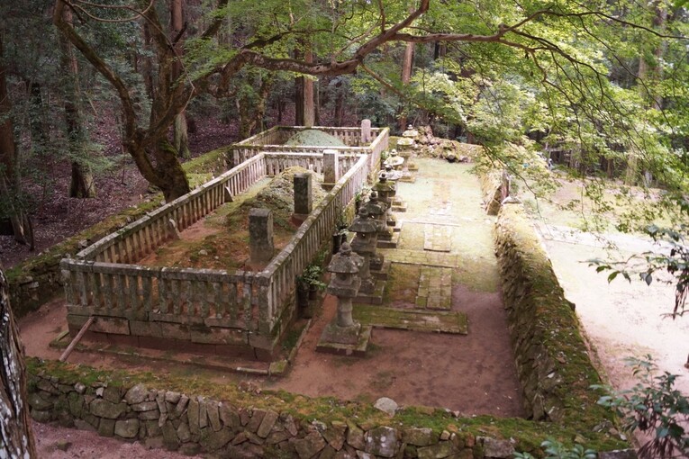 Mausoléu do clã Mōri nas ruínas do castelo Yoshida-Kōriyama em Akitakata, prefeitura de Hiroshima. Lá estão os restos mortais desde a geração de Mōri Tokichika que morreu em 1341