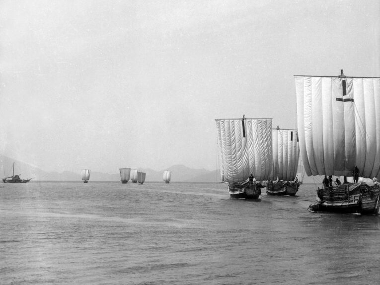 Além de ser nome de uma das rotas mais importantes durante o período Edo e a era Meiji, Kitamaebune (navio que ruma ao norte) também é o nome de um tipo específico de navios que seguiam por essa rota, os navios mercantis tradicionais