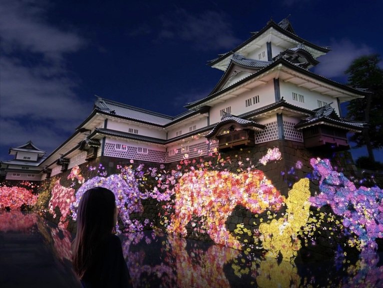 Iluminação artística produzida e reproduzida pelo coletivo temLab no castelo de Kanazawa. Em 2023 o evento acontecerá durante o outono de setembro a novembro