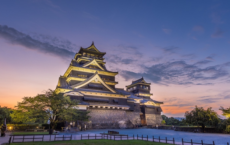 Considerado um entre os três castelos mais belos do Japão, o castelo de Kuamomoto foi erguido em 1467