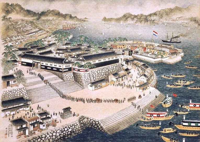 O porto de Nagasaki era um dos únicos locais do Japão aberto ao comércio com potências estrangeiras. Na imagem também está representada a ilha artificial de Dejima onde oficiais holandeses viviam e transitavam durante o período feudal