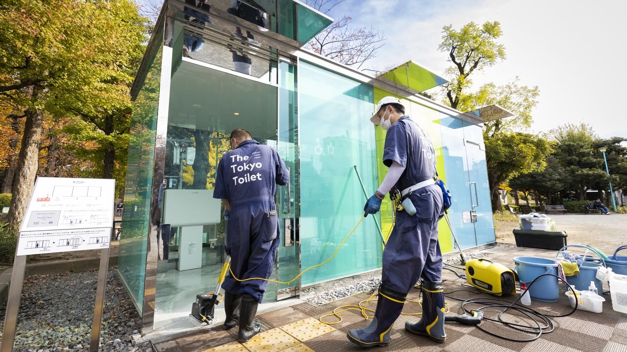 Funcionários de limpeza do The Tokyo Toilet em que os banheiros públicos receberam novo design, funcionalidades e virou sinônimo de limpeza, mudando a percepção das pessoas sobre este tipo de instalação