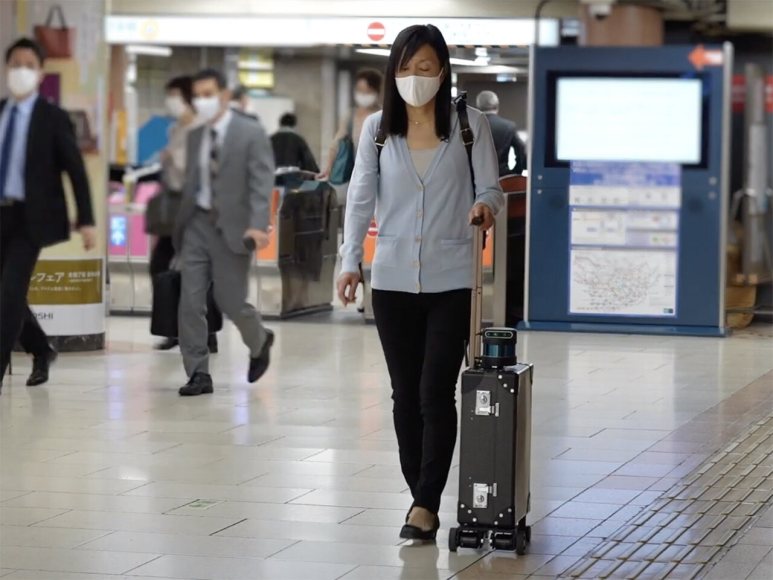 Mala com inteligência artificial guia pessoas com deficiência visual é um protótipo desenvolvido por empresas japonesas e engenheira Chieko Asakawa