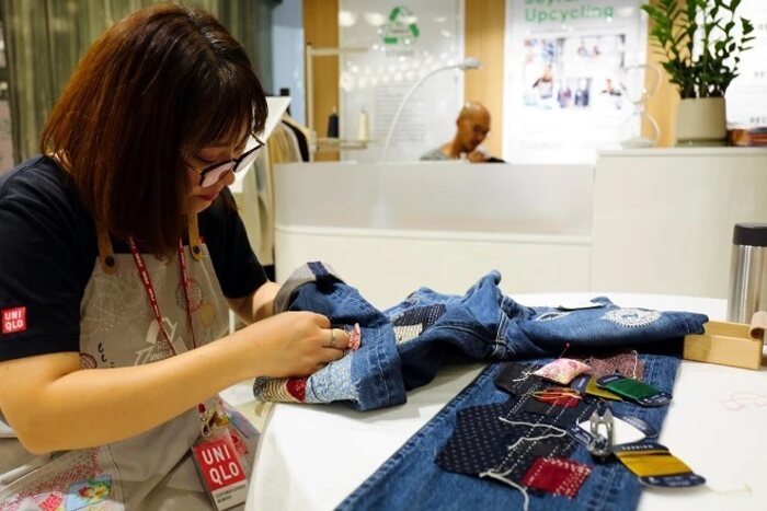 Rede fast fashion Uniqlo do Japão abriu lojas de reparação de roupas sem custos para clientes seguindo a tendência da sustentabilidade