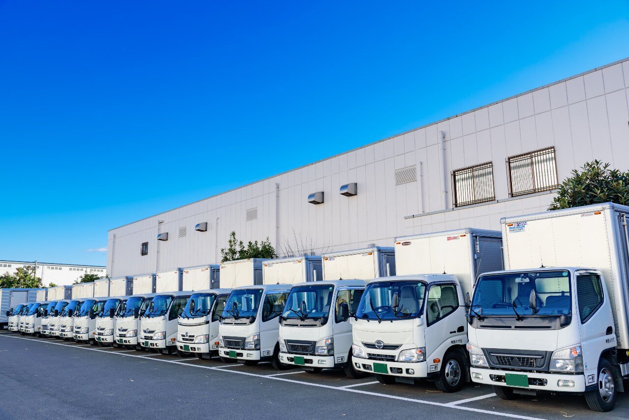 Caminhões de entrega no Japão, indústria de logística passa por problemas por falta de mão de obra