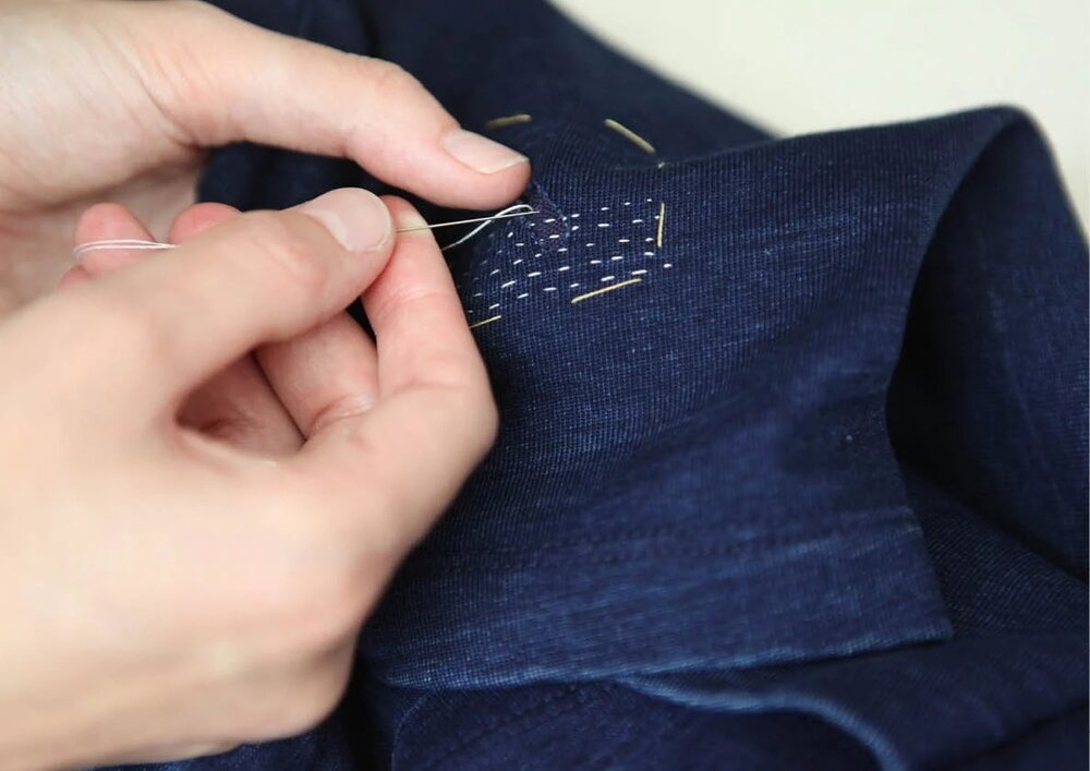 Reparo de roupas usando técnica japonesa Sachiko que surgiu em períodos de escassez remenda muito bem roupas