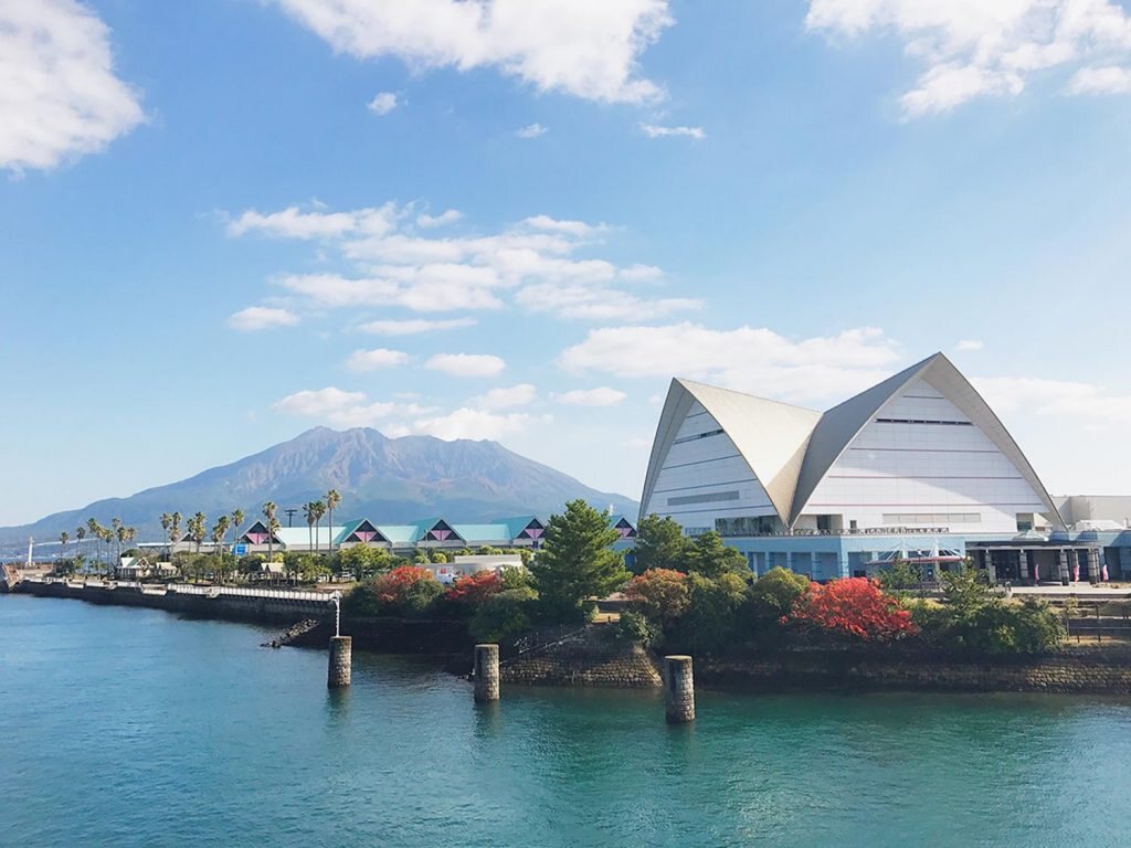 Porto de Kagoshima com vista para vulcão Sakurajima
