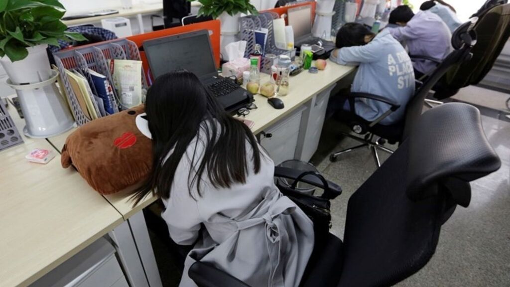 Tirar soneca na mesa de trabalho faz parte de cultura do trabalho no Japão