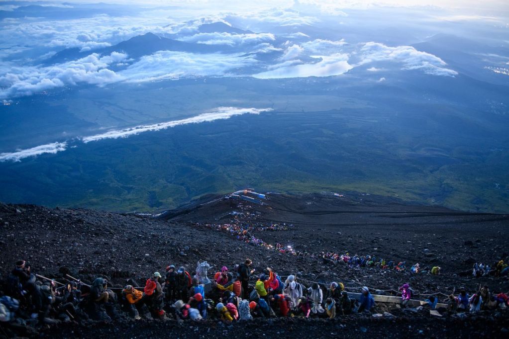 Monte Fuji lotado, característica do overturismo no Japão