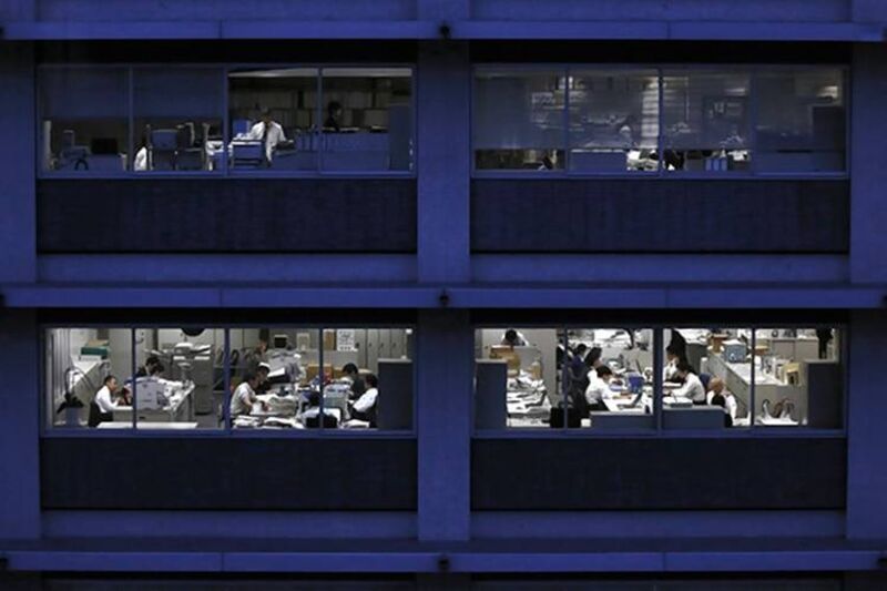 Vista de fora de diferentes salas corporativas em prédio empresarial