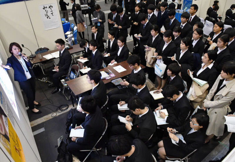 Recrutamento em massa de jovens que estão para se formar é prática do mercado de trabalho japonês