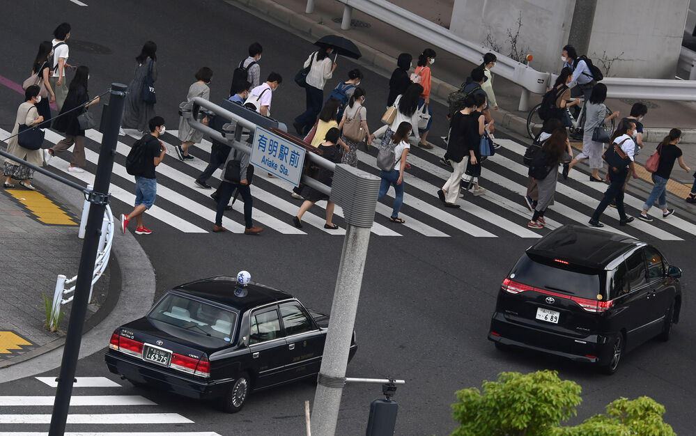 Pessoas na rua do Japão, trabalho e mudanças