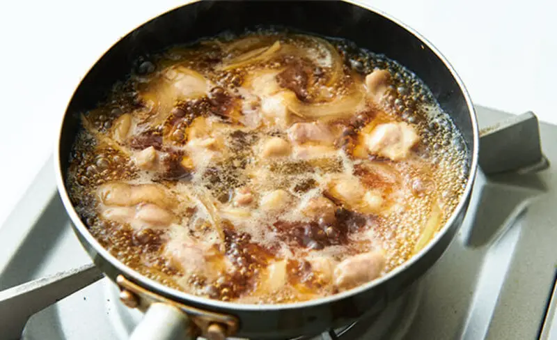 Modo de preparo de oyakodon, ferver caldo com frango e cebola