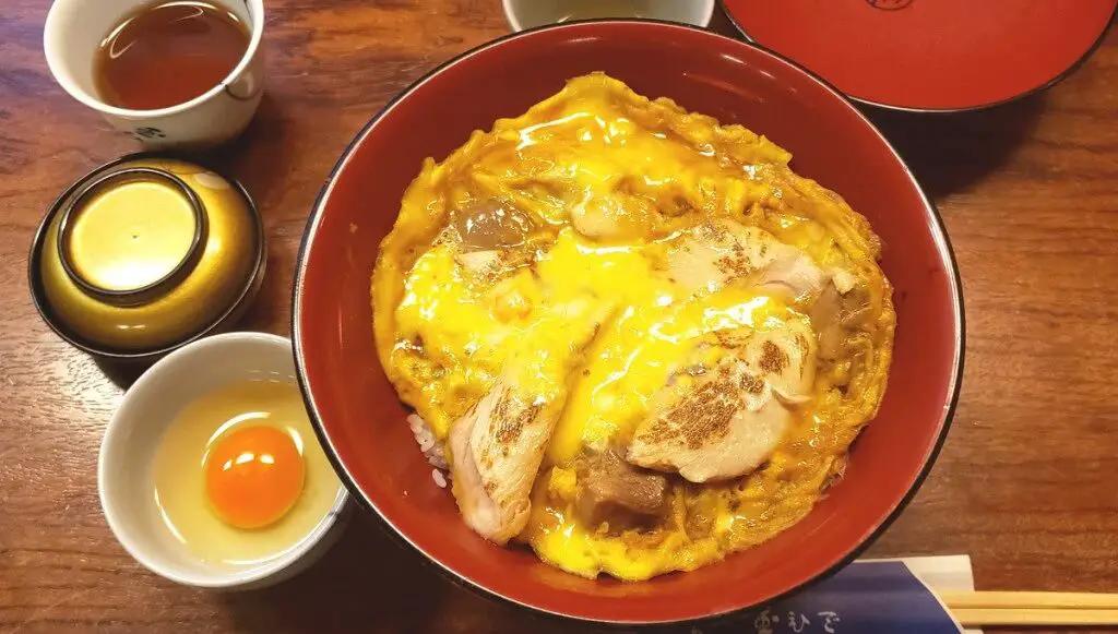 Oyakodon servido no restaurante japonês Tamahide
