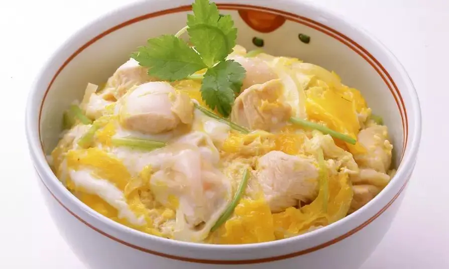 Tigela de oyakodon, preparação japonesa de uma panela só com ovo, frango e cebola