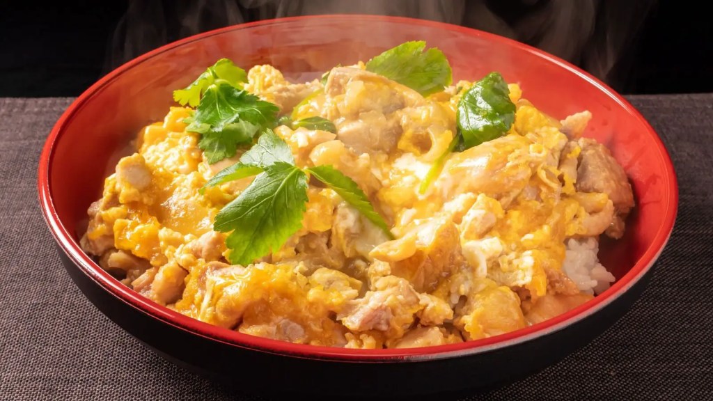Receita japonesa do oyakodon, tigela de ovo com frango e cebola