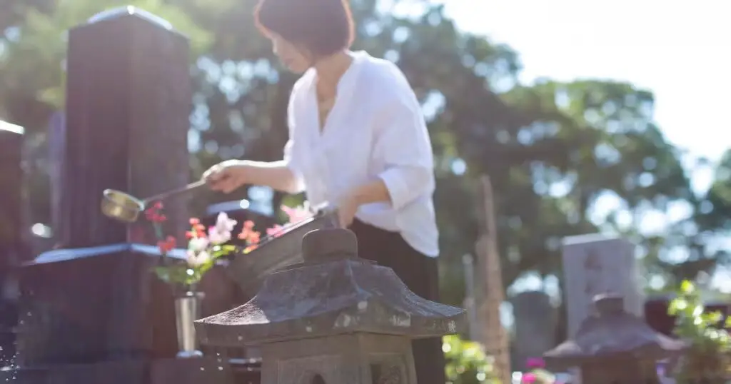 Limpar túmulos de entes queridos é um dos