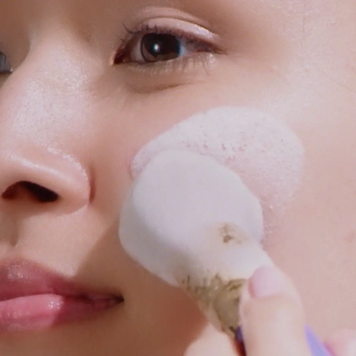 Pó esfoliante de arroz japonês vira uma espuma esfoliante