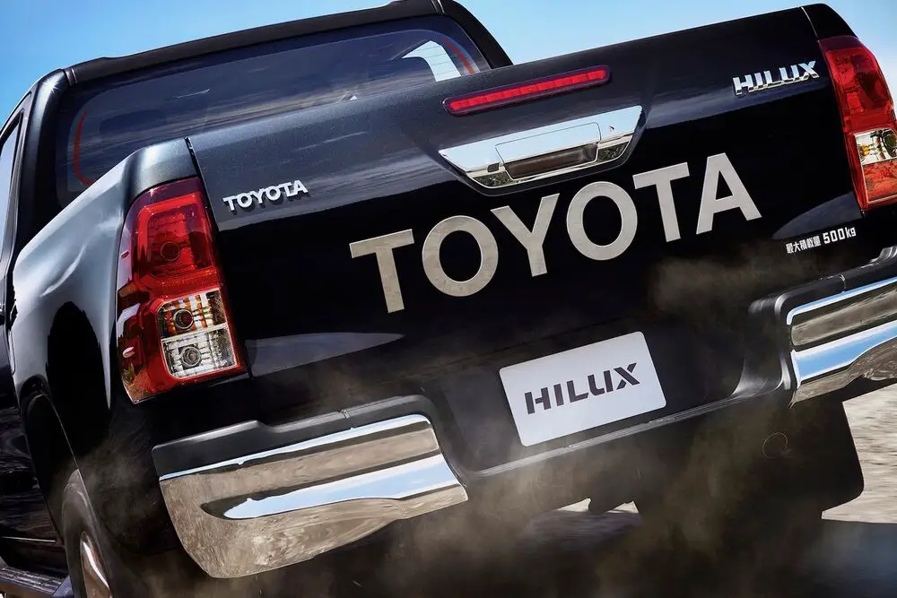 Carro Toyota da Hilux é uma picape forte e confiável que conquistou as vendas globais por seu caráter robusto de andar em terrenos difíceis