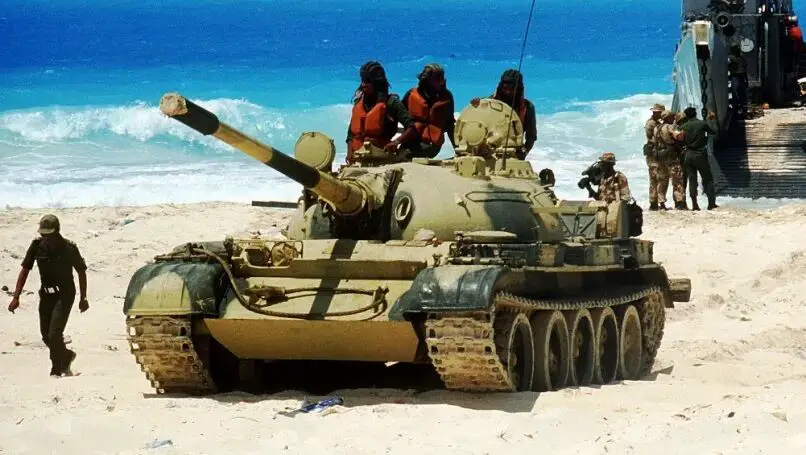 Tanques soviéticos usados pela Líbia no conflito de Chade