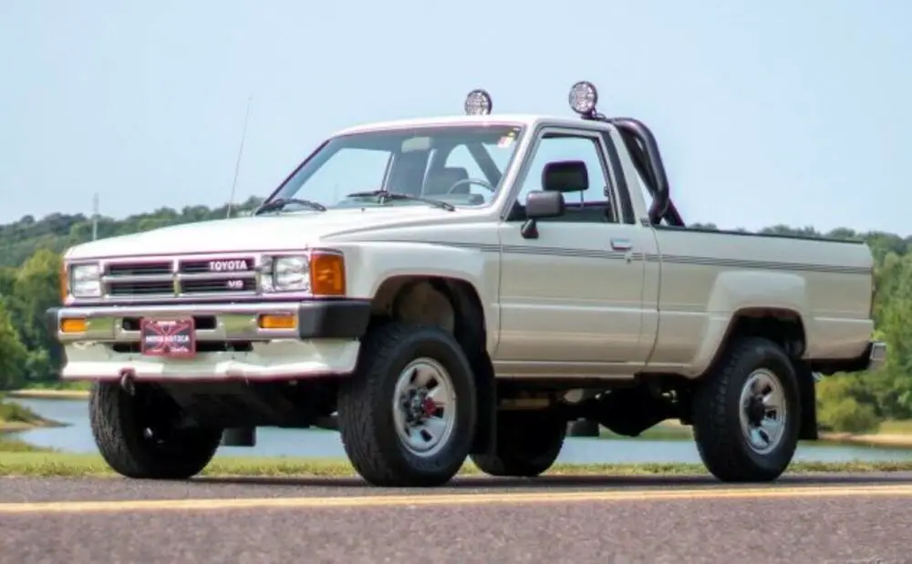 Carro quinta geração Hilux de cor branca