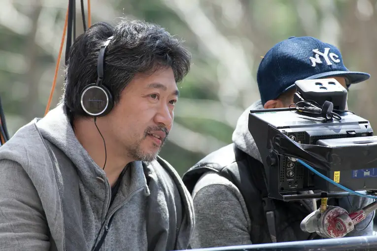 Hirokazu Kore-eda, diretor de filmes como Assuntos de Família, Ninguém Pode Saber, Brokers, Pais e Filhos e Nossa Irmã Mais Nova