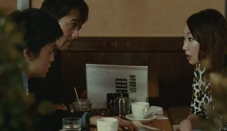Kento e Ryota encontram uma cliente no restaurante, mas na verdade o marido dela havia contratado o serviço deles para espiona-la