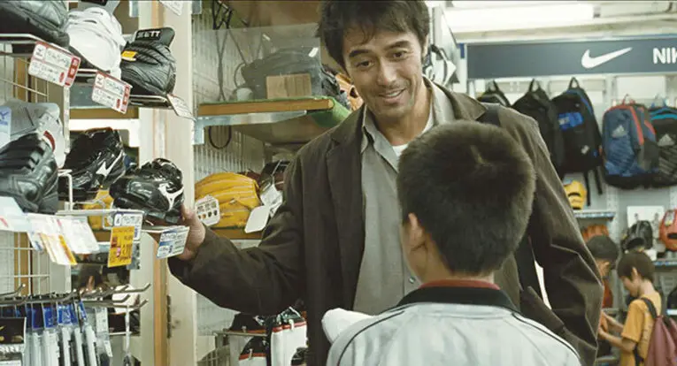 É necessário um enorme esforço para uma pessoa na situação de Ryota poder presentear o filho com um produto de qualidade