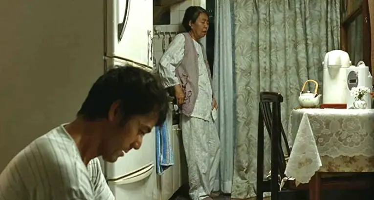 Em determinando momento, Ryota pede desculpas a mãe "por ser um filho tão inútil"