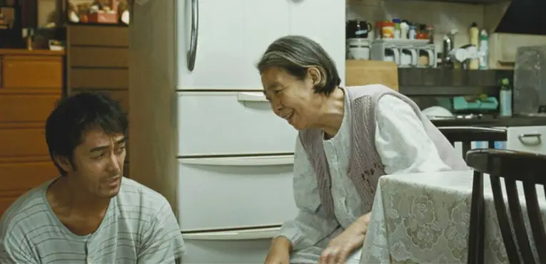 Ciente de que há mais passado do que futuro, Yoshiko diz que precisará da ajuda de Ryota ao final de sua vida e o faz uma pergunta difícil para qualquer um responder: "Você prefere que eu morra lentamente em uma cama ou morra de forma rápida?"