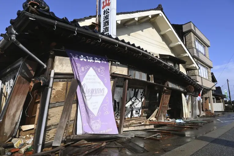 Produtora de sake destruída pelo terremoto de 7,6 no dia 1º de janeiro de 2024