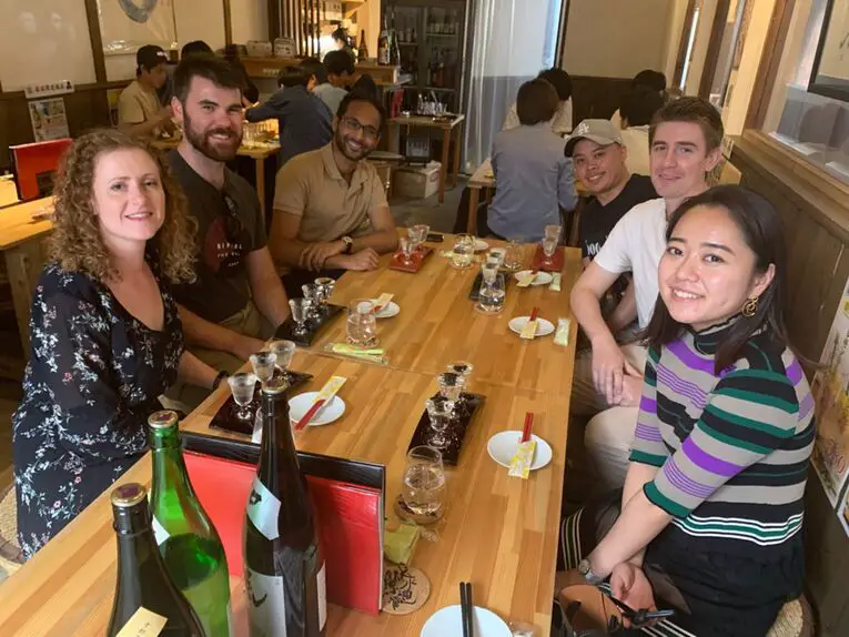 Muitos turistas nacionais e estrangeiros estão aderindo a experiência turistica do sake na capital cultural do Japão, Kyoto