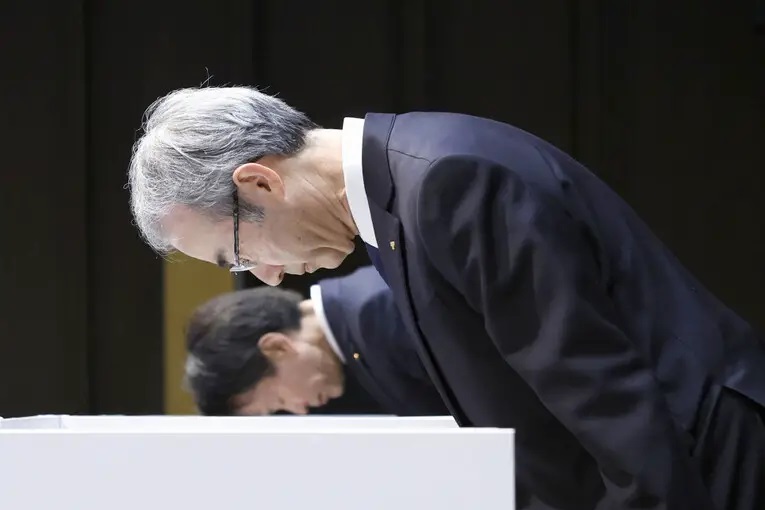 Presidente da Toyota Industries Corp, Koichi Ito, pede desculpas públicas pelo caso das fraudes da Toyota Motor Corp na segunda-feira, 29 de janeiro