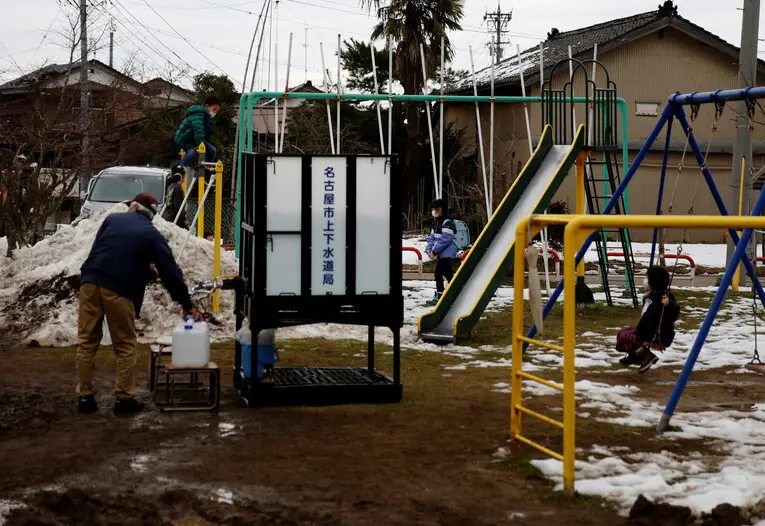 40 mil residências ainda seguem sem água corrente um mês após o terremoto de 7,6