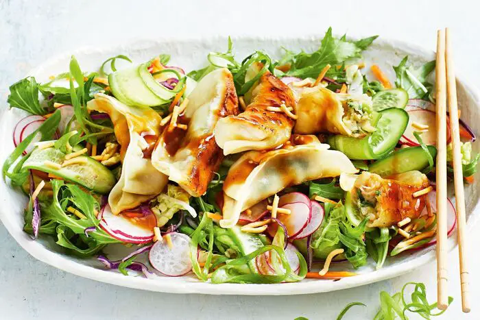 Gyoza como acompanhamento de salada