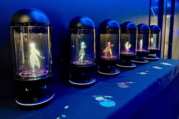 Personagens holográficos da Gatebox com designs de namoradas virtuais no Japão