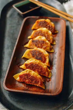 Porção individual de gyoza yaki que é preparado com água