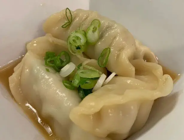 Sui gyoza é cozido na água ou caldo