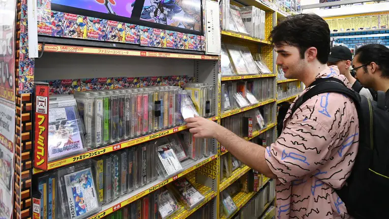 Turistas estrangeiros também impulsionam a venda de games antigos no Japão