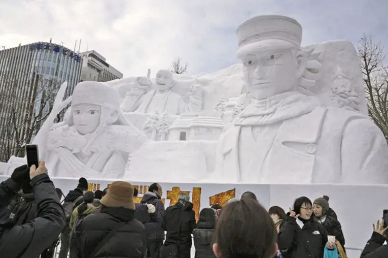 Escultura da série de mangá, Golden Kamuy, na 74ª edição do Sapporo Snow Festival