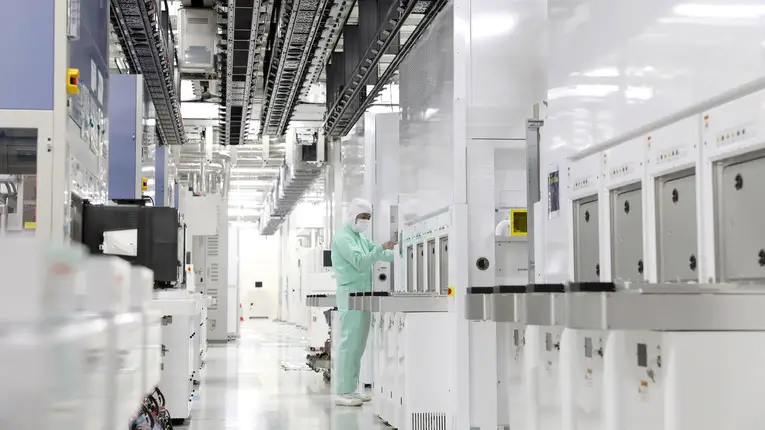 Interior de uma fábrica de semicondutores