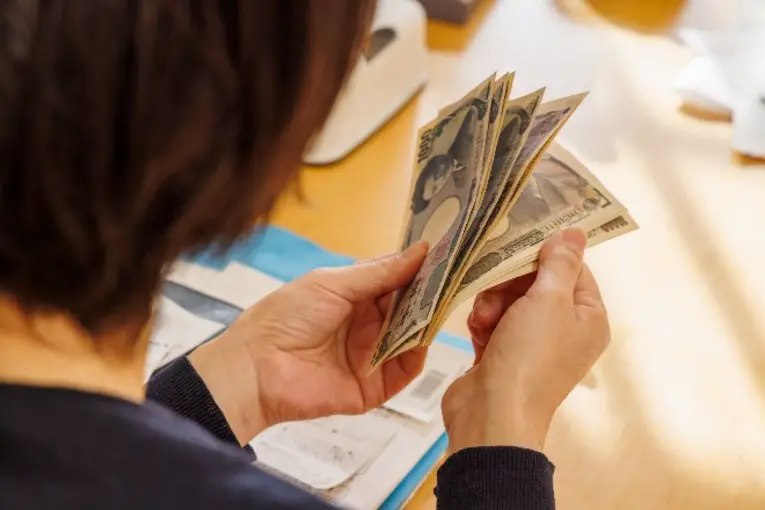 Queda do poder de compra de 2,5% dos salários japoneses em 2023 foi a pior desde 2014 quando o poder de compra caiu 2,8%
