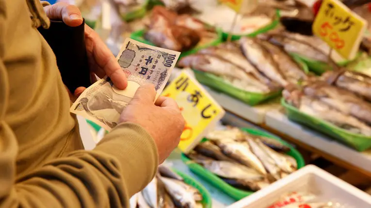 Com o aumento dos preços dos alimentos ,energia, bens de consumo e aumentos salariais que não acompanham a inflação, o consumo interno vem reduzindo nos últimos trimestres