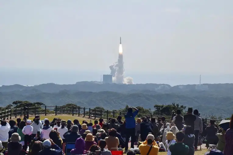 Espectadores de diversas partes do Japão foram para o centro de lançamento para Tanegashima Space Center prestigiar o lançamento do foguete de nova geração da JAXA 