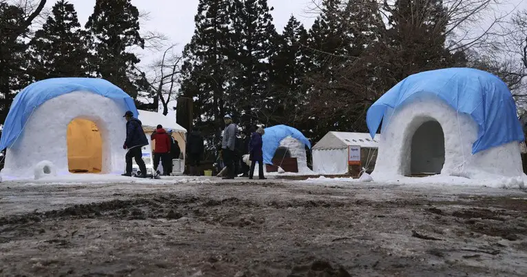 Iglus de gelo feitos para o Yokote no Yuki Matsuri tiveram de ser protegidos com lonas por causa dos ventos e da chuva
