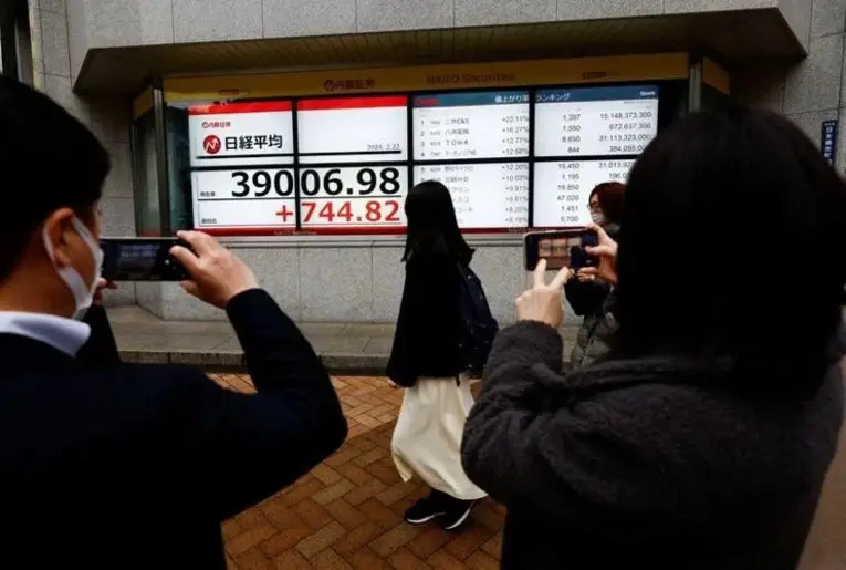 Pontuação recorde exibida nas ruas de Tokyo e fotografado pelos transeuntes