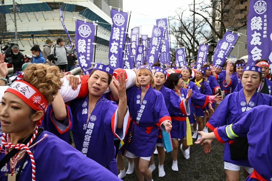 Mulheres participam do Hadaka Matsuri no santuário Konomiya em 23 de fevereiro de 2024