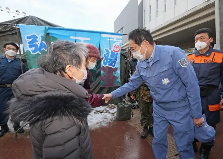 O governo se comprometeu em acelerar a produção de habitações temporárias, ajudar na reconstrução da Wajima Morning Market e subsidiar a reconstrução da tradicional indústria de laca Wajiama-nuri